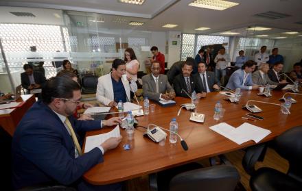 Sesión. Juan Carlos Yar, presidente de la Comisión Ocasional, lee las observaciones a la Ley de Seguridad. El informe se tratará en septiembre.