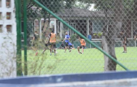 Luego de su día libre, Emelec volvió ayer a las prácticas. La incógnita era saber quién estaría al mando. El preparador físico Ignacio Berriel dirigió un trabajo de reacondicionamiento.