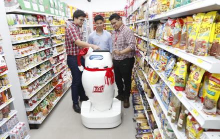 Los tres ingenieros que crearon a Lucía, la robot que mantiene ordenadas las perchas del supermercado, trabajan en otro que atienda y hable con los clientes.