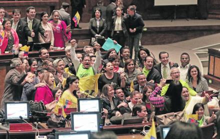 Luego de aprobar las enmiendas propuestas por el expresidente Rafael Correa, los legisladores de Alianza PAIS, entre los que se cuentan ministros de la actual administración, celebraron en el pleno. Casi tres años después, la Corte Constitucional echó aba