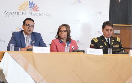 El fiscal Paúl Pérez realizó la entrega formal de los dos proyectos de ley, la mañana del jueves.
