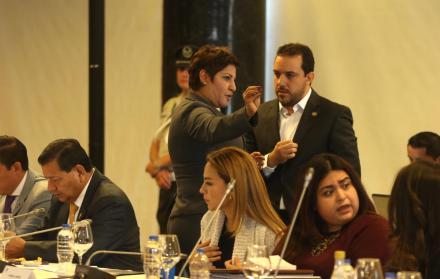 Roberto Gómez explicó en su intervención lo que todo el mundo debería saber y el fiscal Carlos Baca Mancheno, con más autoridad, ratificó en la tarde: que el juicio político es de distinta naturaleza que el penal y no debe esperar, como se hizo, que este