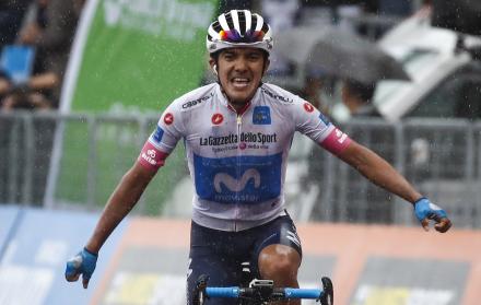 Richard Carapaz cruzó la línea de meta en el Giro de Italia.