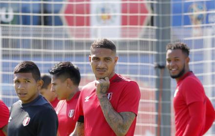 Edison Flores, Raúl Ruidíaz, Paolo Guerrero y Carlos Caceda durante el entrenamiento en el estadio Ermak, de Ekaterimburgo,