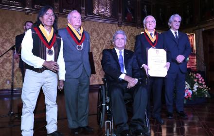 Premiados. Enrique Males, Fernando Cazón Vera, el presidente Lenín Moreno, Marcelo Cruz y el ministro de Cultura, Raúl Pérez, ayer durante la entrega de los Premios Eugenio Espejo.
