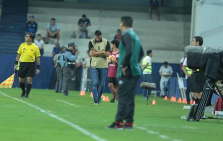 Ante la imposibilidad de poder contratar a un técnico a tiempo, Javier Klimowicz dirigió anoche el primero de los dos encuentros en los que estará encargado de Emelec.