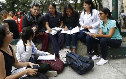 Variedad. En este grupo de estudiantes de la Universidad de Guayaquil, hay nacionales y extranjeros.
