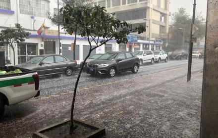 Es la segunda granizada que se registra en la capital este mes.
