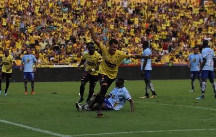 Festejo. Juan Ignacio Dinenno (9), delantero de Barcelona, celebra uno de sus tantos frente a Macará ayer en el Monumental.