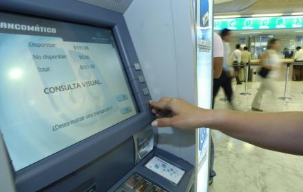 Referencial. Los bancos están autorizados a cobrarle por servicios financieros. Existen 65 servicios, como el retiro de dinero del cajero automático, transacciones o giros en el exterior.
