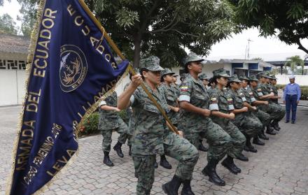 Instrucción. En el cuartel las jóvenes aprenden aspectos básicos de la vida militar como marchar, mantener posturas, saludar, responder.