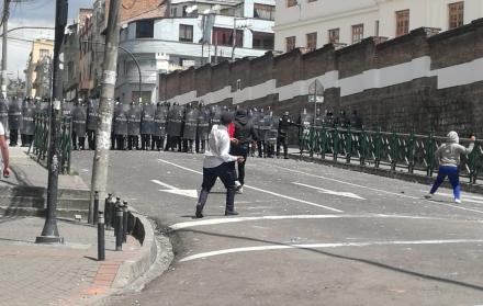 Los jóvenes se enfrentaron a los agentes policiales.