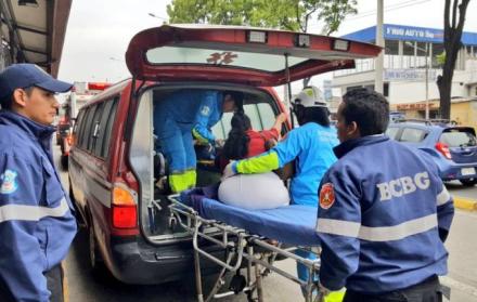 Paramédicos del Cuerpo de Bomberos de Guayaquil atendieron a las personas afectadas en la avenida 25 de Julio.