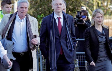 El periodista Kristinn Hrafnsson (i) junto al fundador de Wikileaks, Julian Assange.