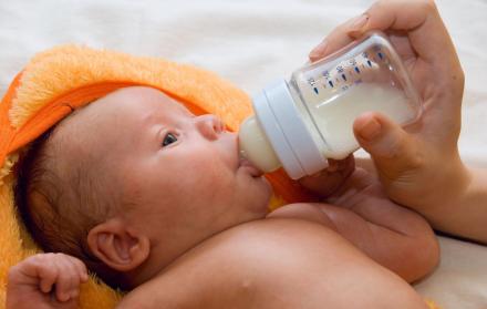 Chile prohíbe consumo de leche en polvo para bebés por presencia de bacteria 