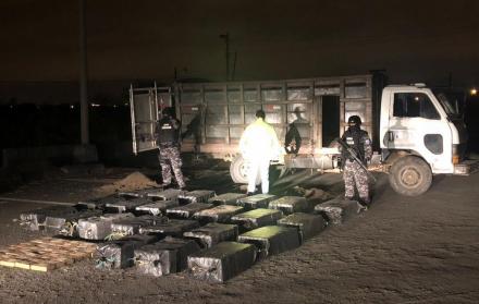 Los sacos de yute con los 900 ladrillos del alcaloide estaban camuflados bajo metros de arena.