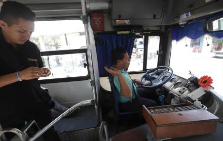 Recorrido. Marcos Castro conduce uno de los 30 buses de la línea 107, que cubre una de las rutas más peligrosas de la ciudad.