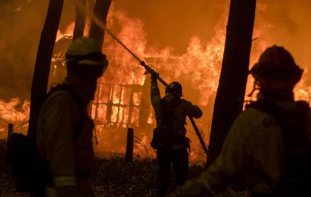 Miles de bomberos luchan contra incendios en California y aumentan las víctimas