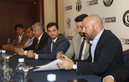 Firma. Miguel Loor, presidente de la Liga Profesional de Fútbol (d), y Carlos Moyano Casal, representante de GolTV Latinoamérica y sobrino de Paco Casal, estamparon la rúbrica.