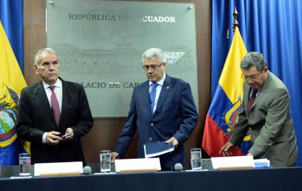 Anuncio. El consejero Santiago Cuesta, el secretario Eduardo Jurado y el ministro de Transporte, Aurelio Hidalgo, anunciaron el proyecto Tren Playero.