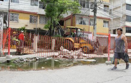 Empleados realizaban ayer el cambio de un colector en uno de los bloques de Sauces IV. Interagua realizó la inspección y determinó la necesidad de la obra.