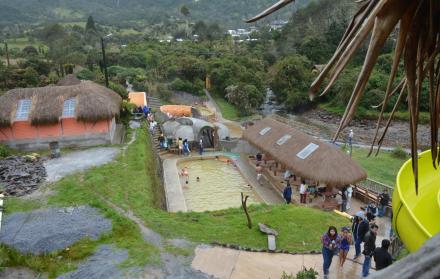 Cabañas. El complejo de aguas termales tiene dos piscinas y muy cerca están.