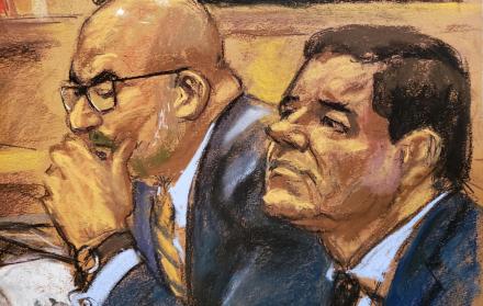 Joaquín ‘Chapo’ Guzmán junto a su abogado en un bosquejo realizado durante el juicio que se desarrolla en Estados Unidos.