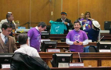 Algarabía. El reparto de camisetas por el Día de la No Violencia Contra la Mujer relajó los ánimos en el Pleno. La mayoría aprovechó para los selfis.
