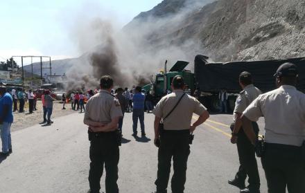 La gente se aglomeró en el sitio mientras esperan la apertura.