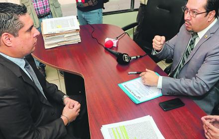 Diligencia. Hernán Ulloa, defensa de las víctimas, explicó ayer lo sucedido al fiscal (e) Edmundo Briones.