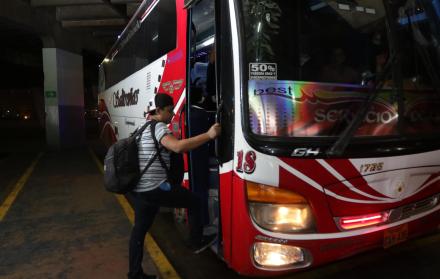 Viaje. El tiempo para regresar a casa se limita a las 23:00. A esa hora en la terminal de Guayaquil se evidencia la ausencia de buses.