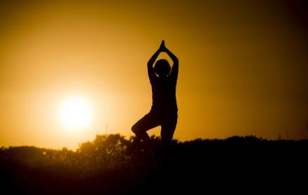 Los beneficios de la práctica de deporte y de la relajación hacen del yoga una actividad ideal durante la menopausia.