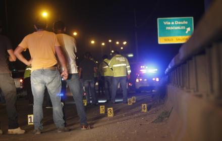 Miembros de la policía buscan a los sospechosos