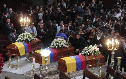 Homenaje. Cientos de ciudadanos fueron a la iglesia de La Dolorosa del colegio San Gabriel para presentar sus notas de pesar a los familiares de Javier Ortega, Paúl Rivas y Efraín Segarra.