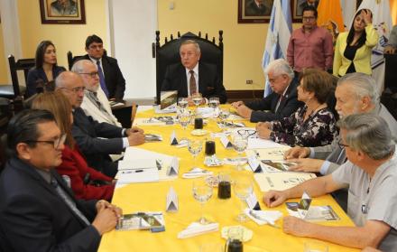 Trabajo. El Salón Amarillo de la Vieja Casona Universitaria fue habilitado para la primera reunión de la junta consultiva con la comisión interventora.
