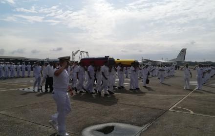 Escenas de dolor se vivieron también en el hangar de la aviación naval. 