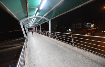 Iluminación. Los peatones toman sin temor los pasos elevados que han recibido la rehabilitación eléctrica.
