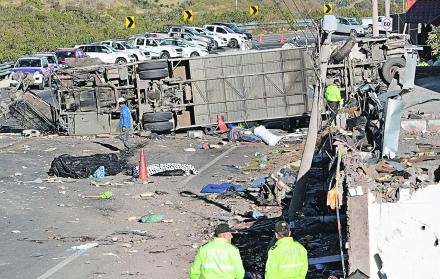 El hecho. Así quedó el autobús luego del accidente en la vía Pifo-Papallacta. La Policía Nacional cercó el lugar para el levantamiento de evidencias y la remoción de algunos escombros.