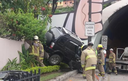 El conductor del vehículo fue identificado como el sargento de la marina, Ángel Vera.