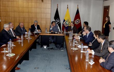 Deuda. Pablo Celi recibió el aporte del Foro de Economistas para la auditoría de la deuda pública.