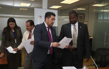 Presidente. El oficialista Wilber Corozo (derecha) está al frente de la Comisión de Derechos Colectivos, que tiene a su cargo el debate de la ley. 