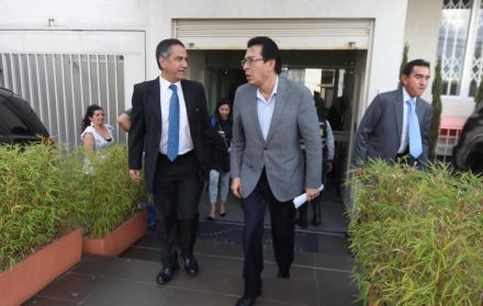 Autoridades. Augusto Barrera (I) y Fander Falconí están al frente del sector educación.