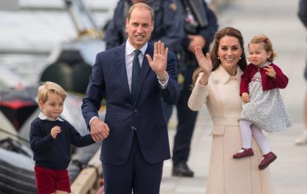 El bebé, el segundo hijo varón de la pareja, pesó 8 libras y 7 onzas y Guillermo estuvo presente en el nacimiento.