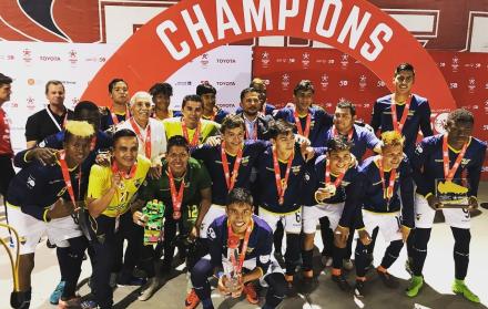 Campeones. Nueve deportistas con discapacidad intelectual y siete jugadores de la categoría sub-18 del Independiente del Valle, conforman la selección ecuatoriana.