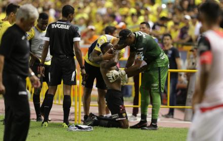 Desahogo. Los jugadores de Barcelona felicitan a Steeven Zamora (de rodillas), autor del segundo gol ayer ante Deportivo Cuenca en el estadio Monumental. Hace poco el futbolista perdió a su padre y le dedicó dicha conquista.