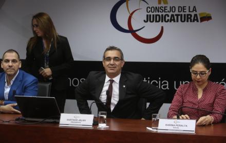 Jalkh junto a Néstor Arbito y Karina Peralta, vocales del CJ.