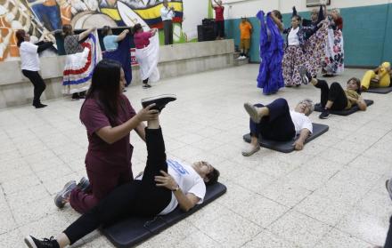 Actividad. Algunas beneficiarias de una jornada de fisioterapia en la nueva sede de la Asociación de Jubilados de Telecomunicaciones, el pasado jueves.