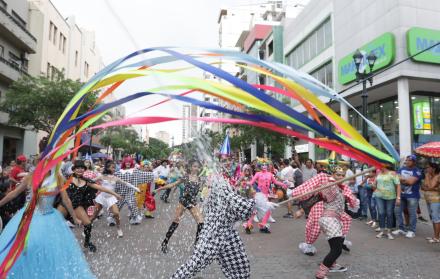 Algarabía. Una escena del desfile del Carnaval que año a año realiza la Municipalidad en el centro.