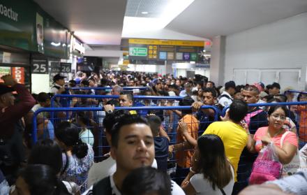 Demanda. Desde la madrugada de ayer, las ventanillas que ofrecen boletos con destino a Manabí permanecieron abarrotadas de usuarios.