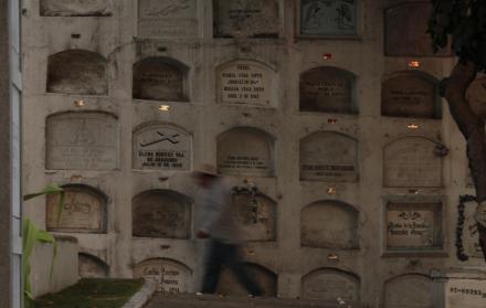 Trabajo. Omar López es uno de los sepultureros del cementerio. Además limpia las bóvedas y les coloca flores.